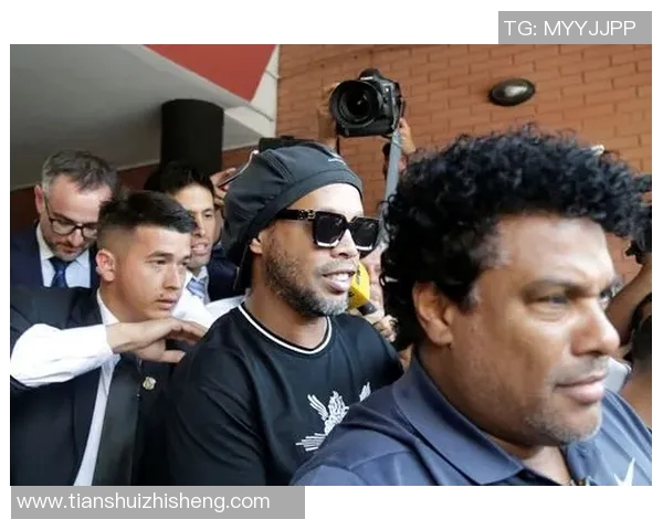 足球巨星小罗亲临成都与球迷互动共庆足球盛宴